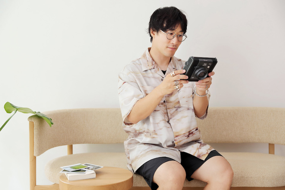 WIDE Evoの画面を確認している山口さんを撮影した写真