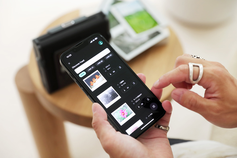 スマホでDiscover Feedを見ている写真