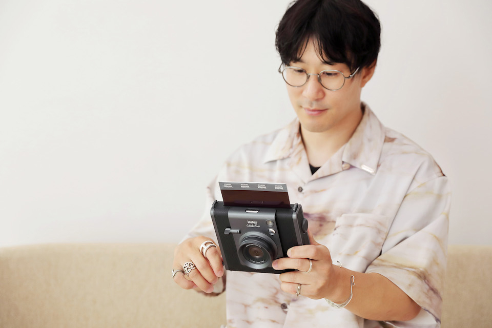 山口さんがチェキプリントを出力している写真