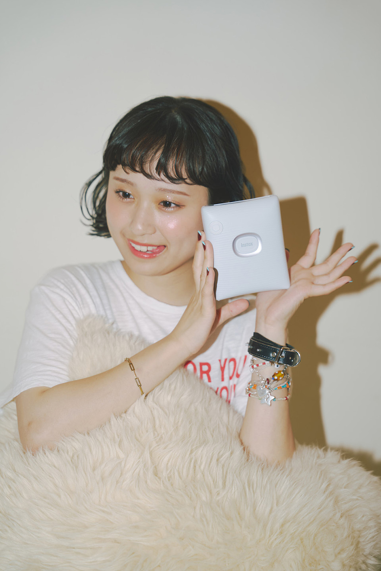 両手でSQUARE Linkを持っているなちさんの写真