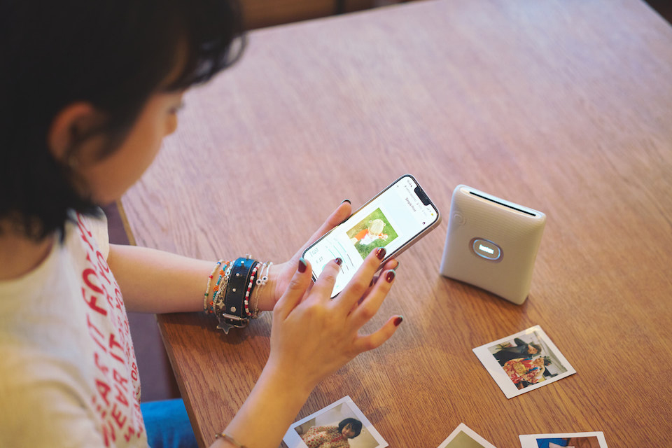スマホで画像を選んでいるなちさんの写真