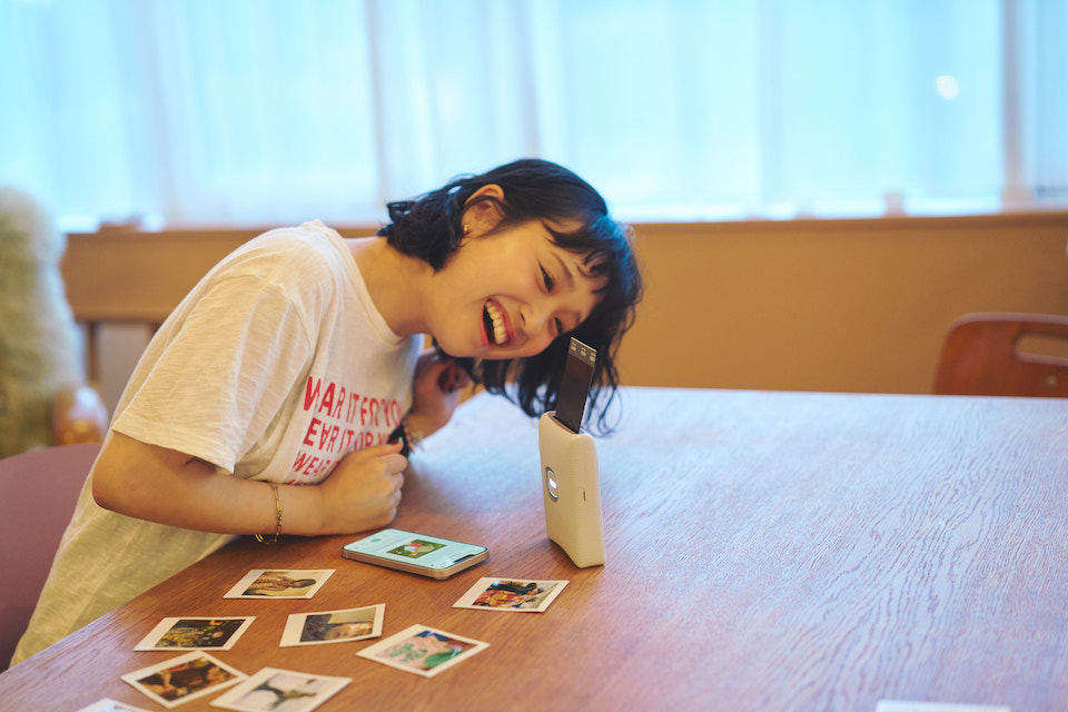 SQUARE Linkからチェキプリントが出てくる様子を見ているなちさんの写真