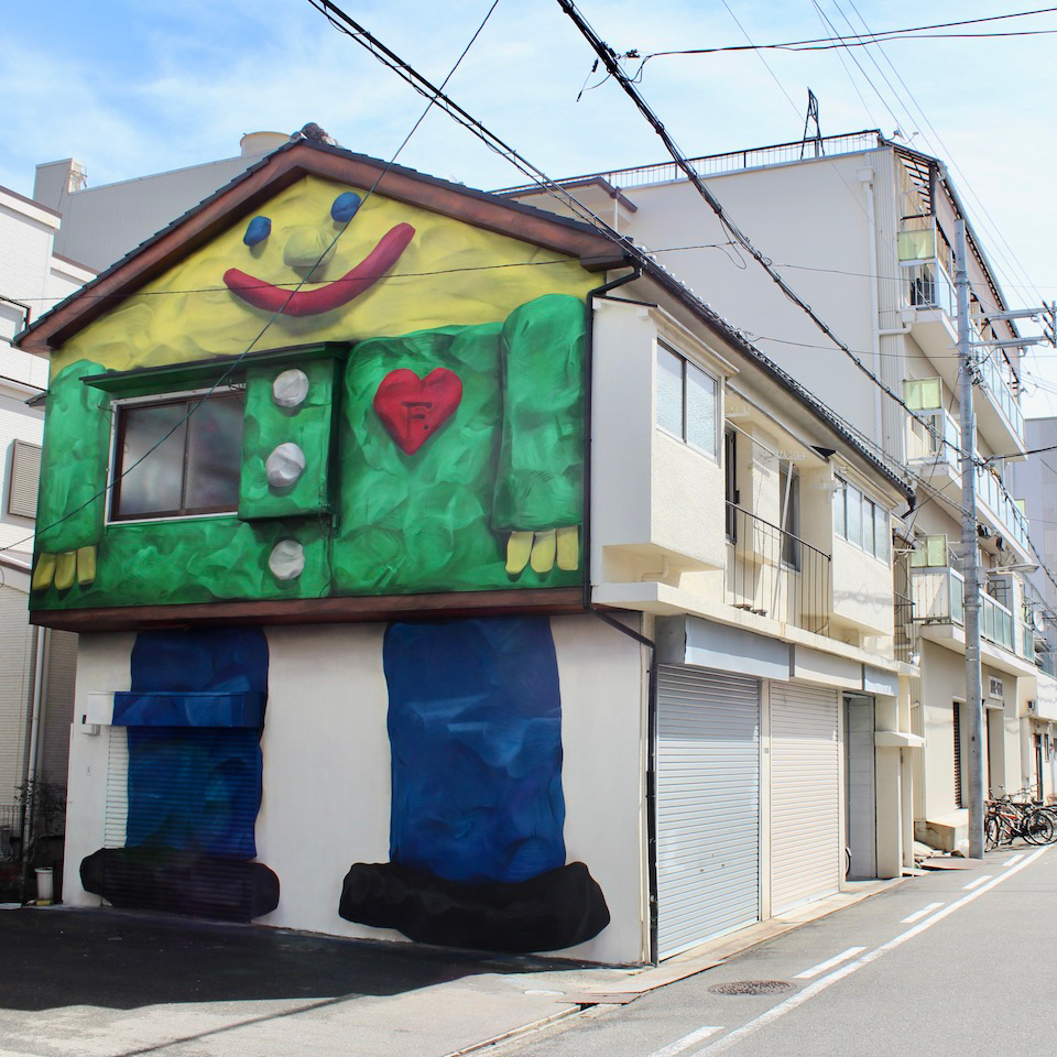 三角屋根をいかしてキャラクターを描いた作品