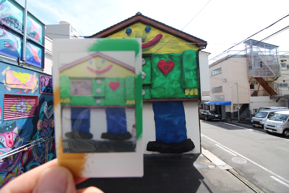 立体的なミューラルを背景に撮影したフォトインフォト