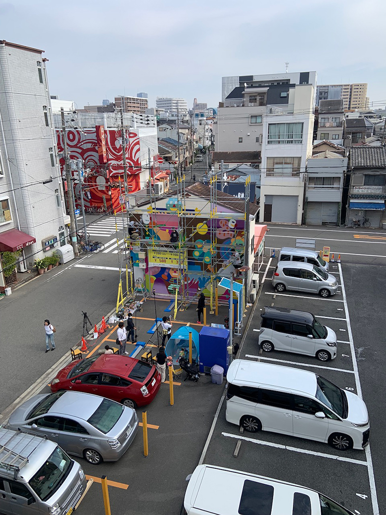 建物に作品を描いている様子を撮影した写真