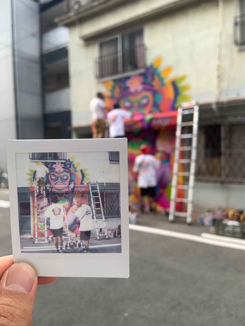 作品を描いている様子を背景に撮影したフォトインフォト
