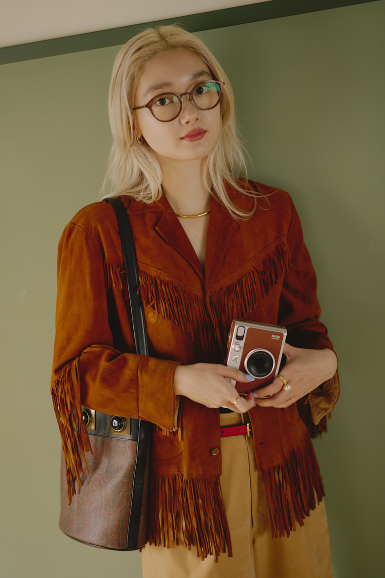 柳瀬さんがmini Evoを手に持っている写真