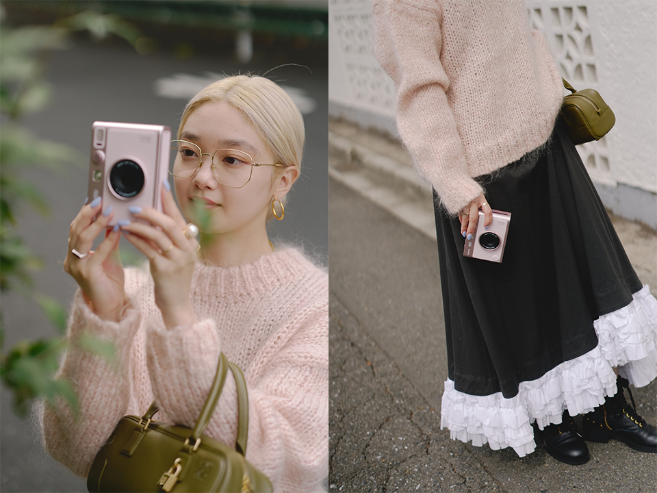 撮影している柳瀬さんの写真と着用しているスカートやブーツを中心に撮影したコーディネートの写真