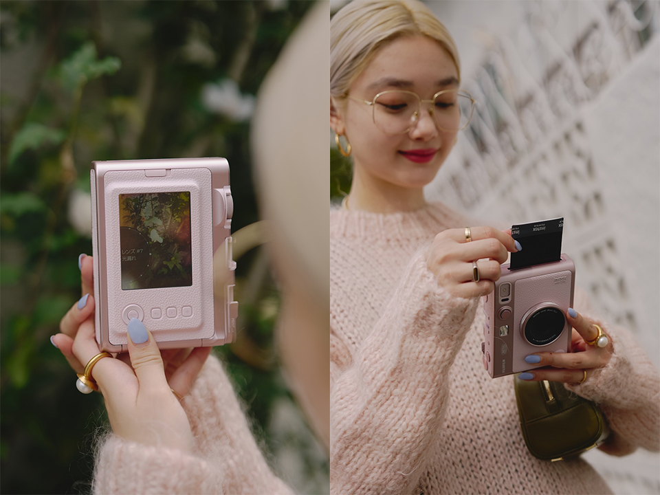 mini Evo本体と柳瀬さんがチェキプリントを見ている写真