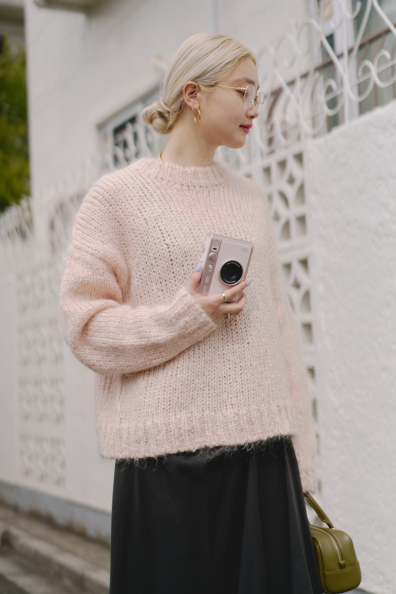 柳瀬さんがmini Evoを手に持っている写真