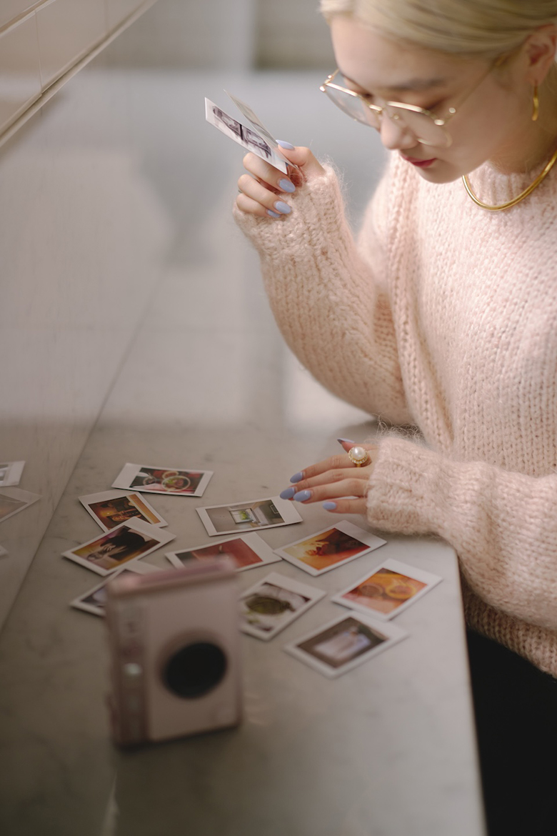 柳瀬さんがチェキプリントを見ている写真