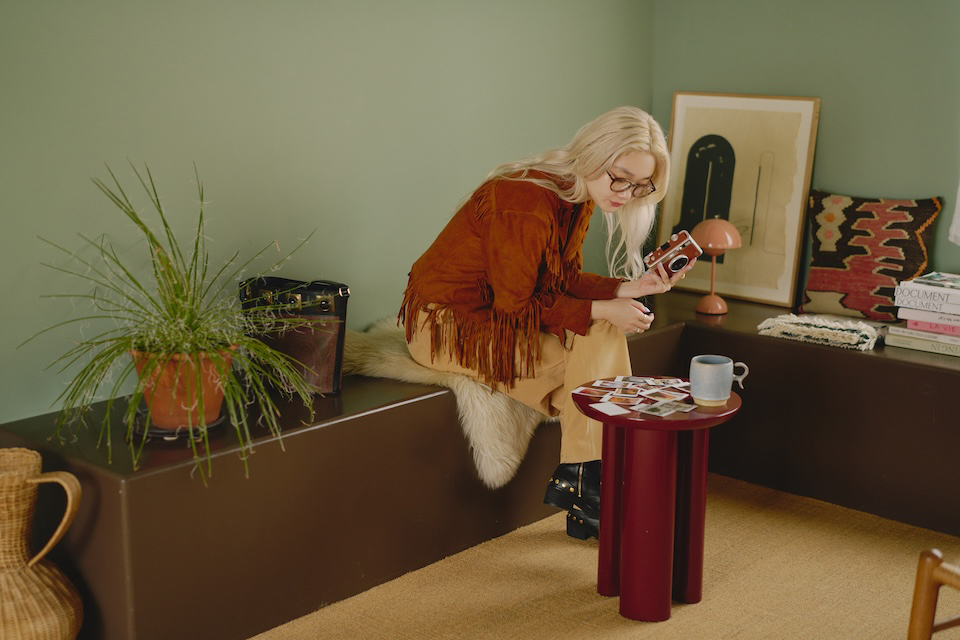 柳瀬さんがチェキプリントを見ている写真