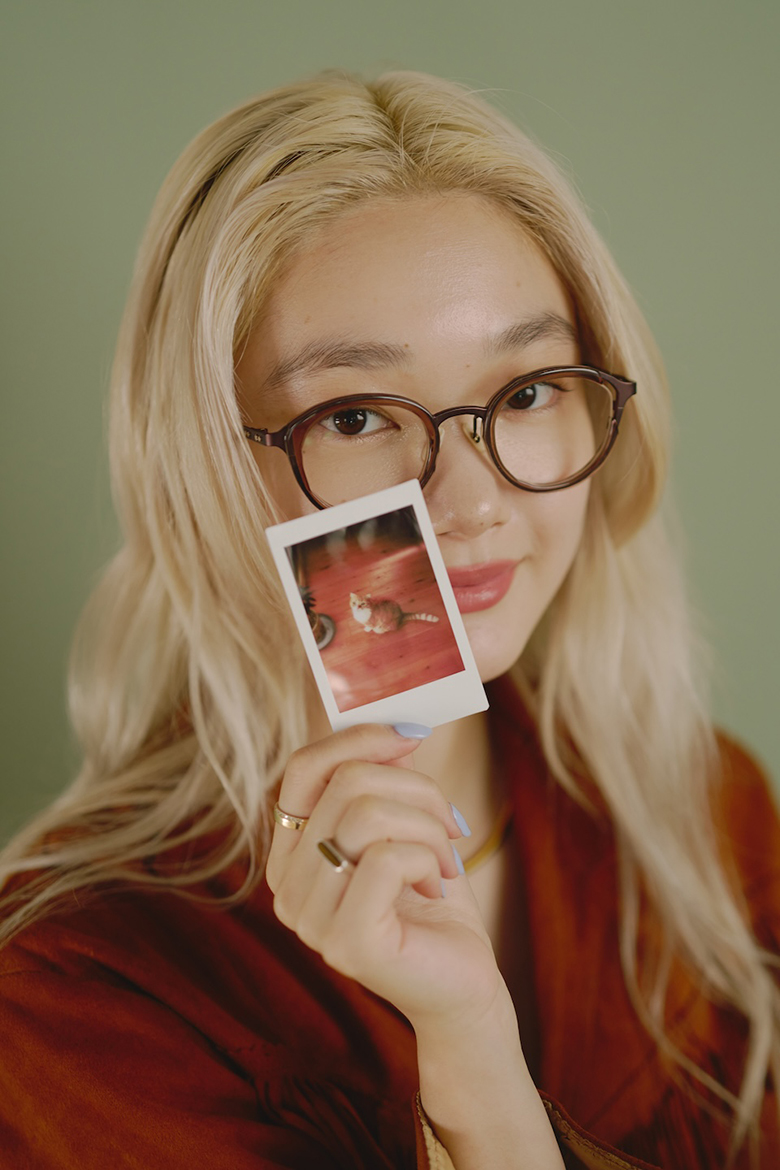 チェキプリントを持って微笑んでいる柳瀬さんの写真