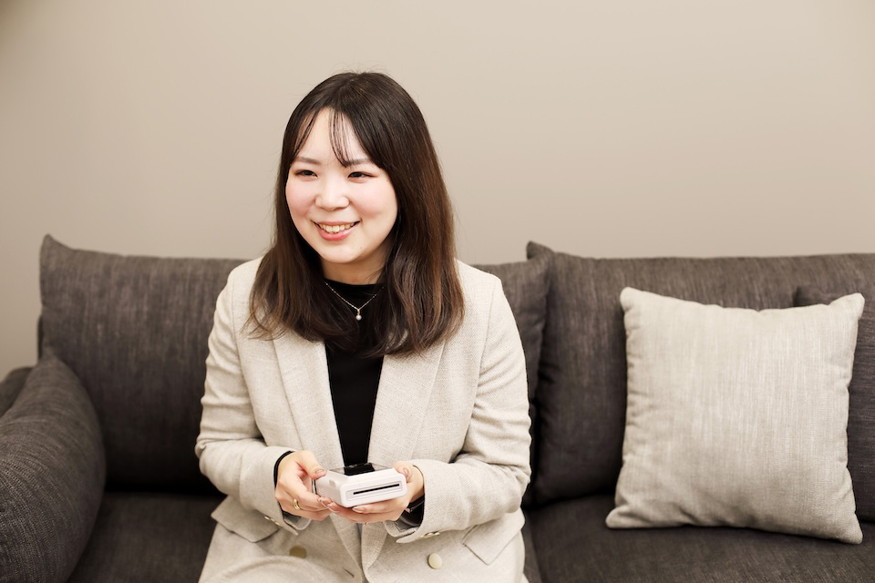 インタビューに答える髙橋さんの写真