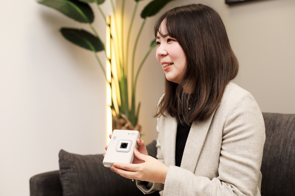 インタビューに答える髙橋さんの写真