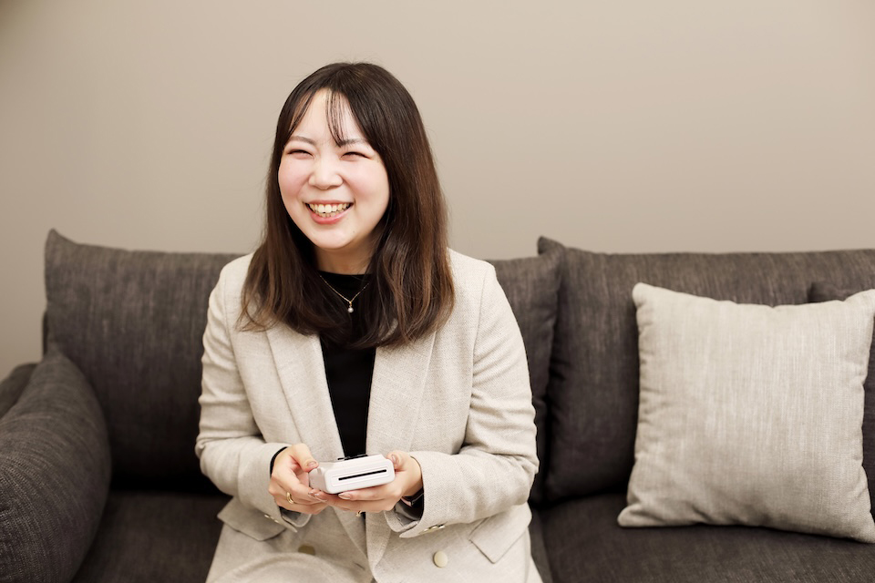 インタビューに答える髙橋さんの写真