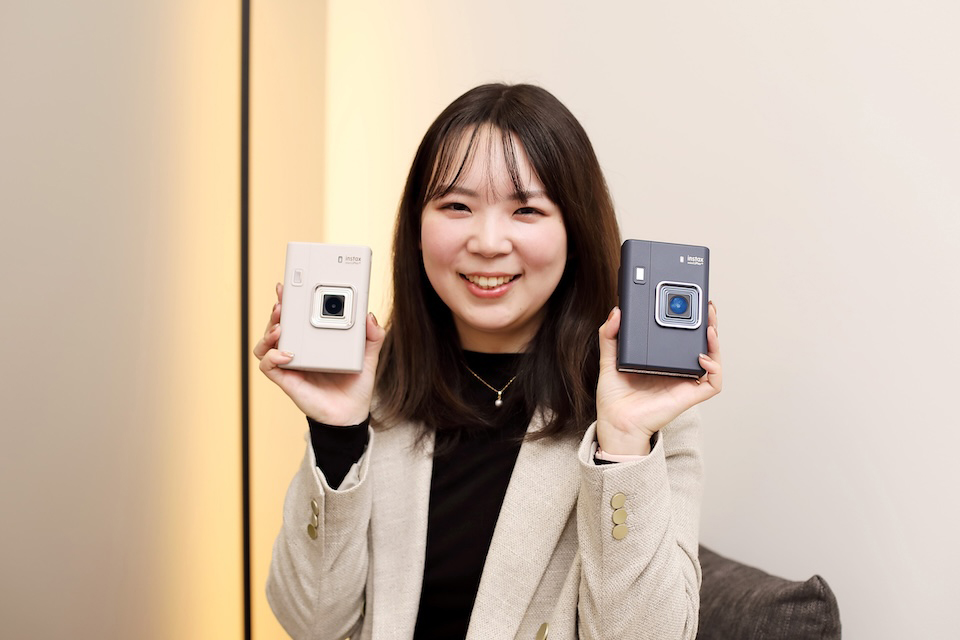 2色のmini LiPlay+を両手に持っている髙橋さんの写真