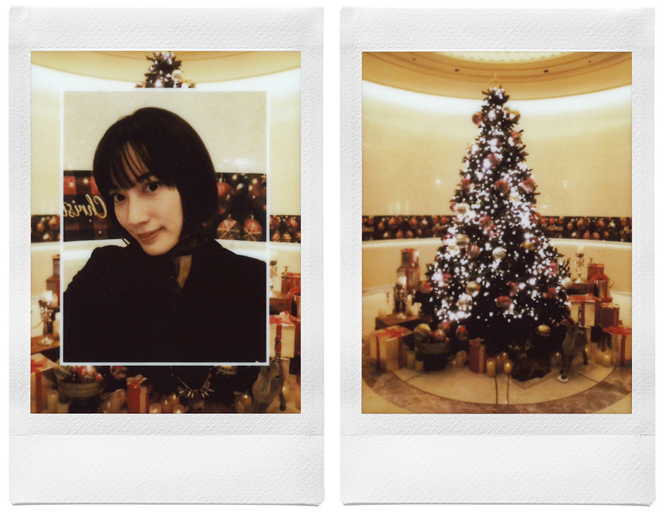 クリスマスツリーの前で撮影したチェキプリント