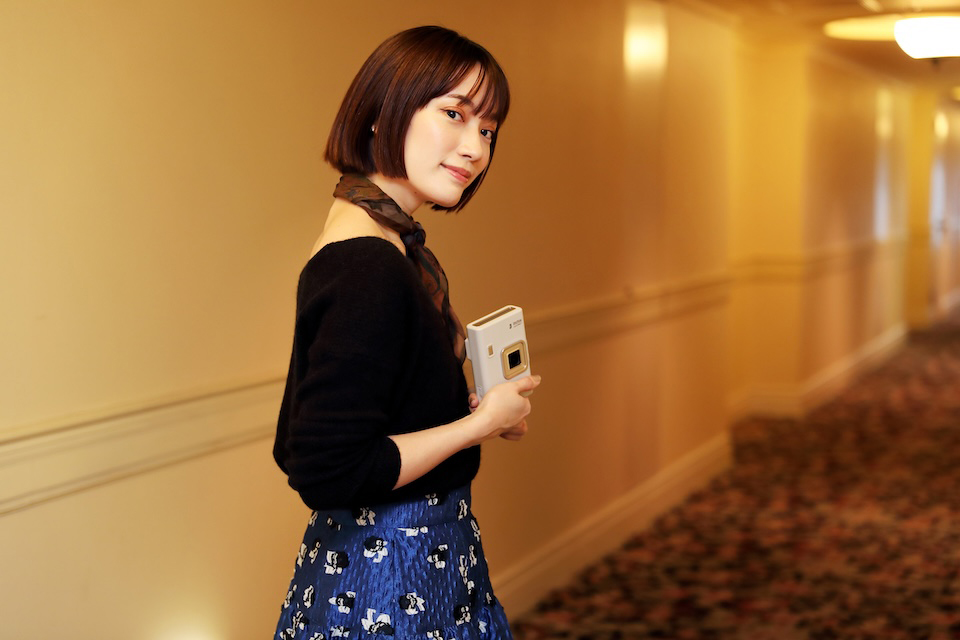 ホテルの廊下で撮影した甲斐さん