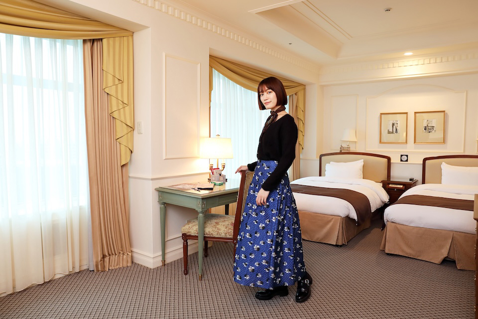 ホテルの部屋で撮影した甲斐さん
