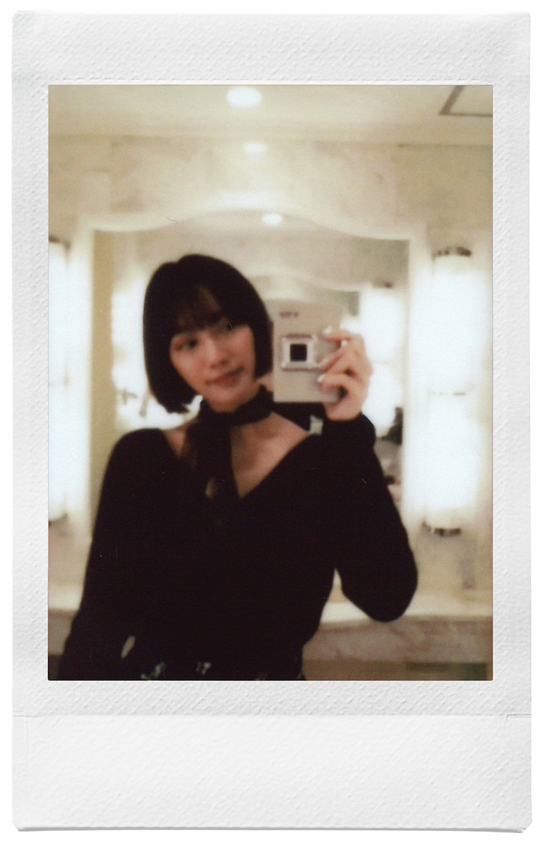甲斐さんが部屋のミラー越しに撮影したチェキプリント