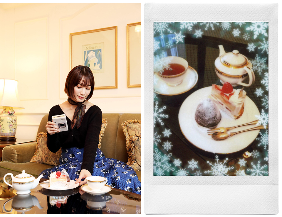 部屋でケーキと紅茶を撮影している様子と撮影したチェキプリント