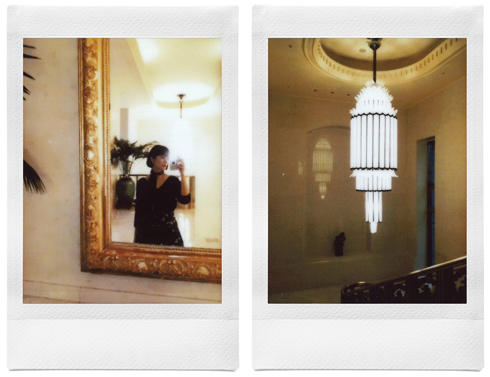 ミラー越しに撮影したチェキプリントとインテリアを撮影したチェキプリント