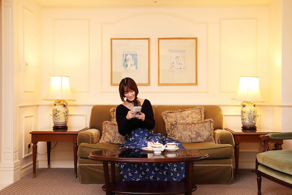 ソファに座っている甲斐さん