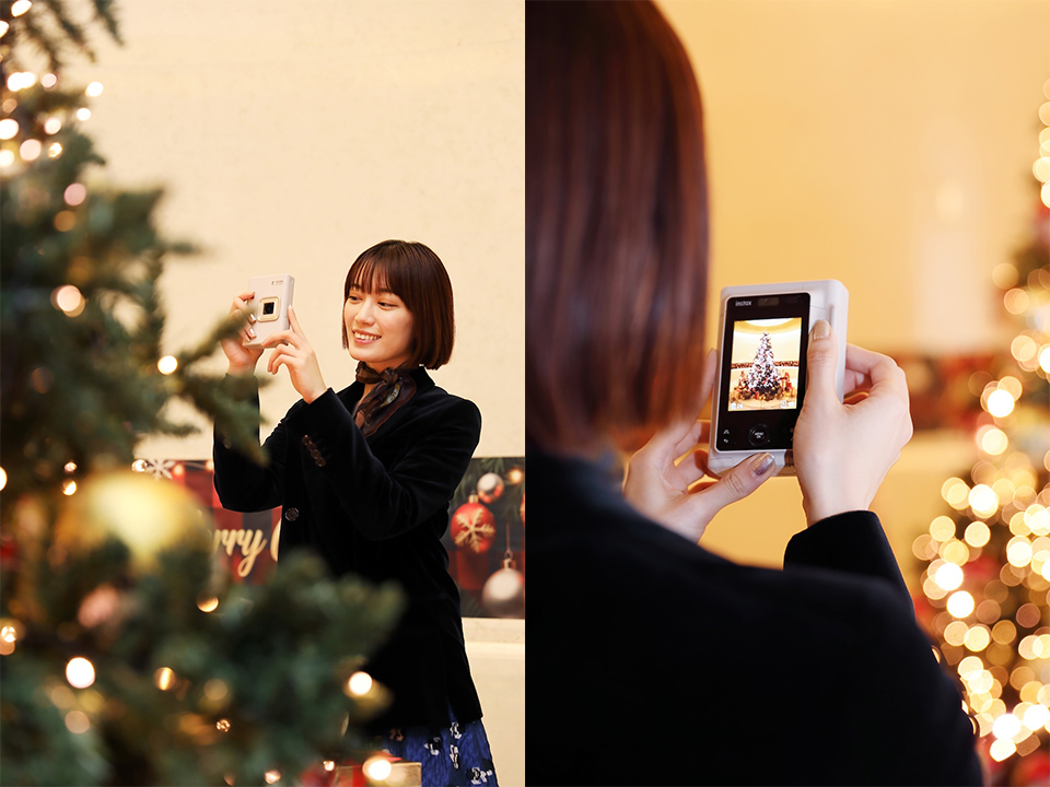 クリスマスツリーを撮影している甲斐さん