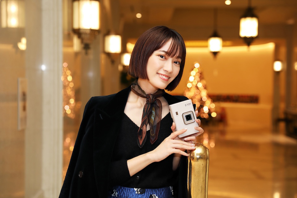 桐谷美玲がクールな印象に！茂木モニカがチェキも使って撮影した『CAT