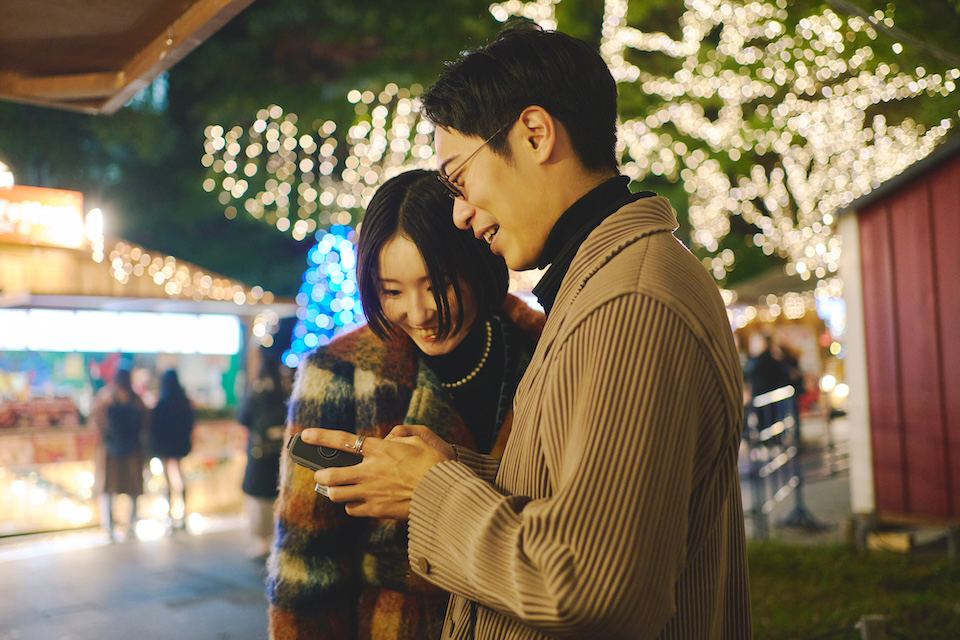 慎太郎さんと円馨さんがWIDE Evoの画面を見ている様子