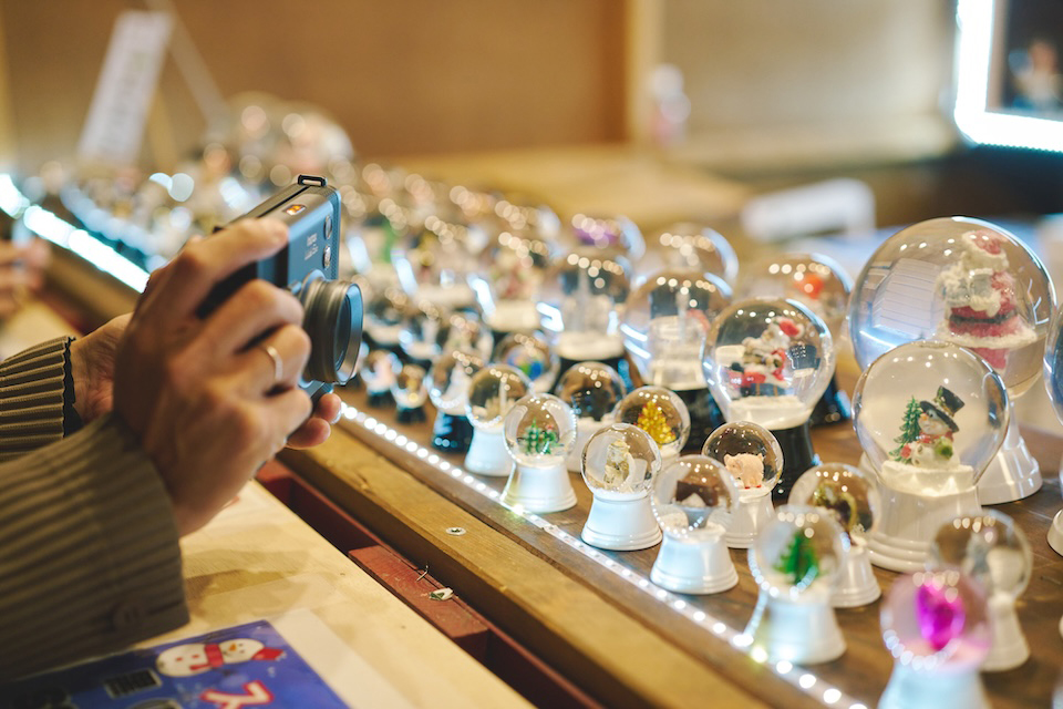 スノードームを撮影する慎太郎さんの手元の写真