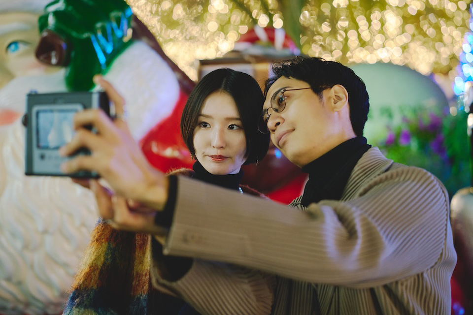 慎太郎さんと円馨さんがセルフィーを撮影している様子