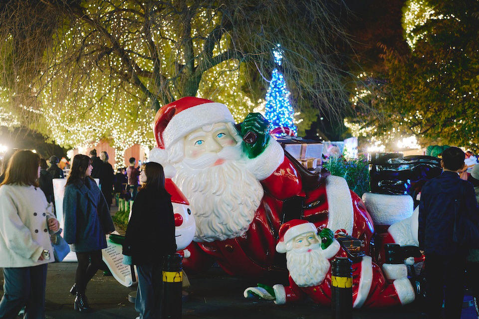 会場にあるサンタクロースのオブジェ