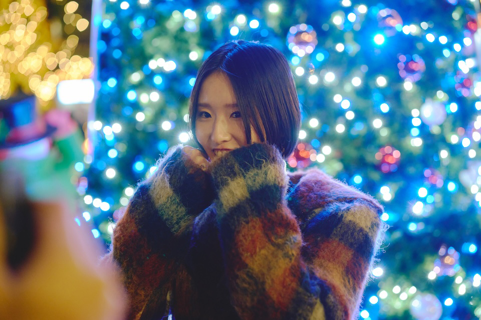 慎太郎さんがイルミネーションの前で円馨さんを撮影している様子