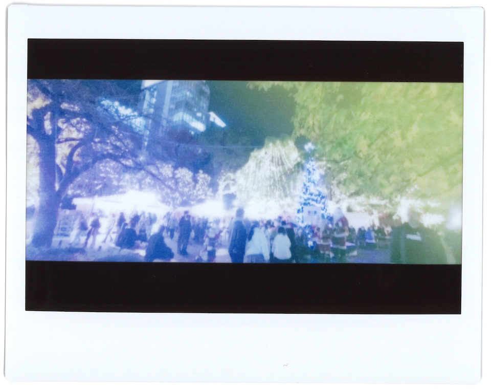 イルミネーションで飾られた木々を撮影したチェキプリント