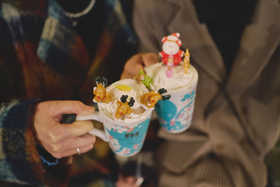 慎太郎さんと円馨さんが限定マグカップを持っている写真