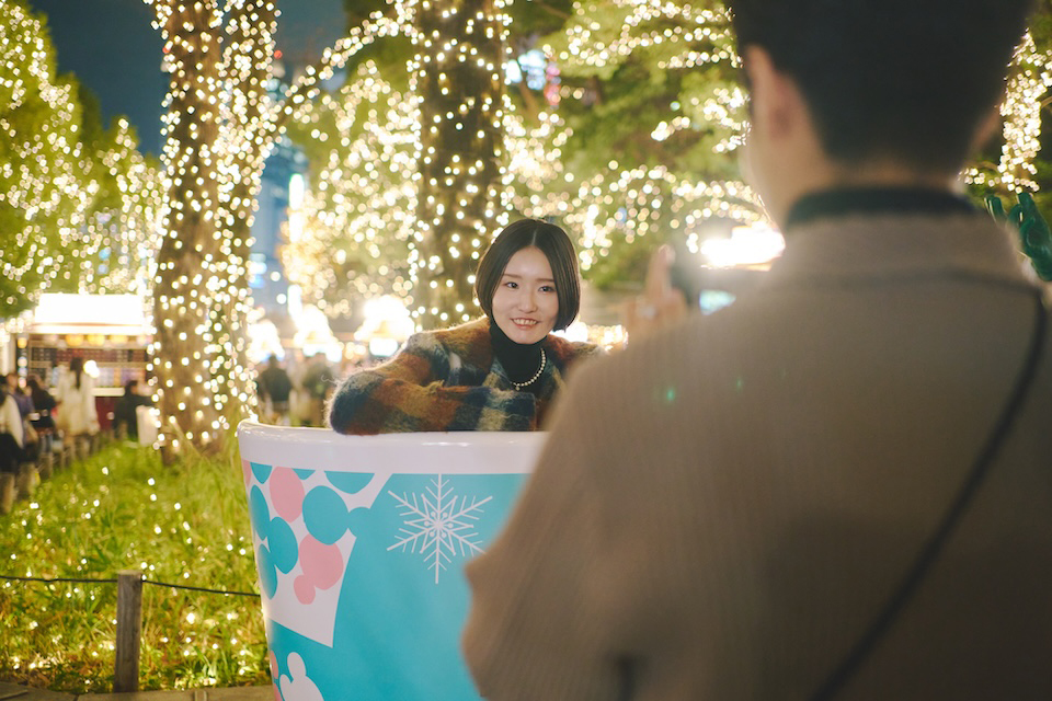 慎太郎さんがフォトスポットで円馨さんを撮影している写真