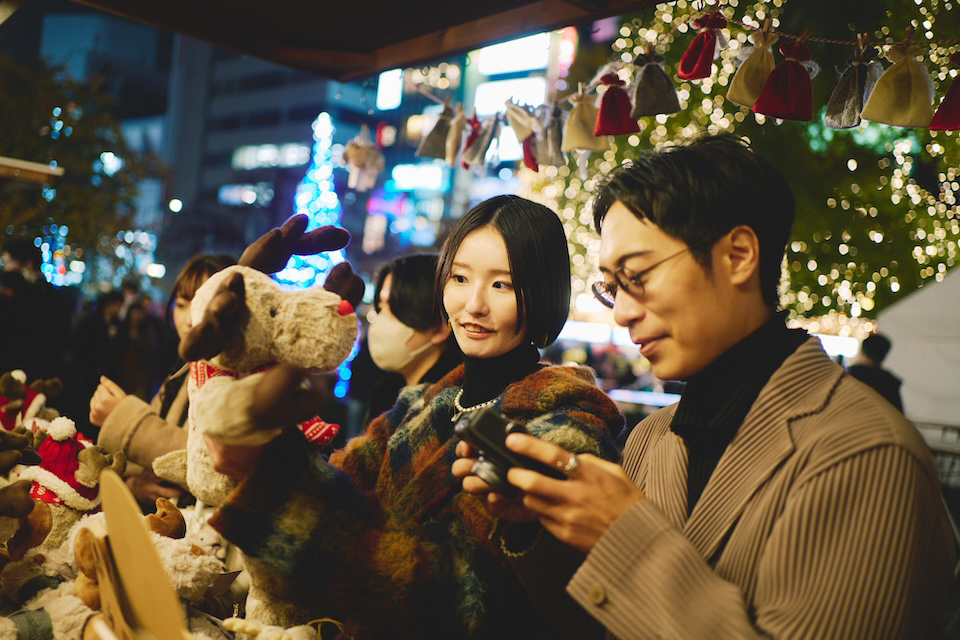 慎太郎さんと円馨さんがお店を見ている様子