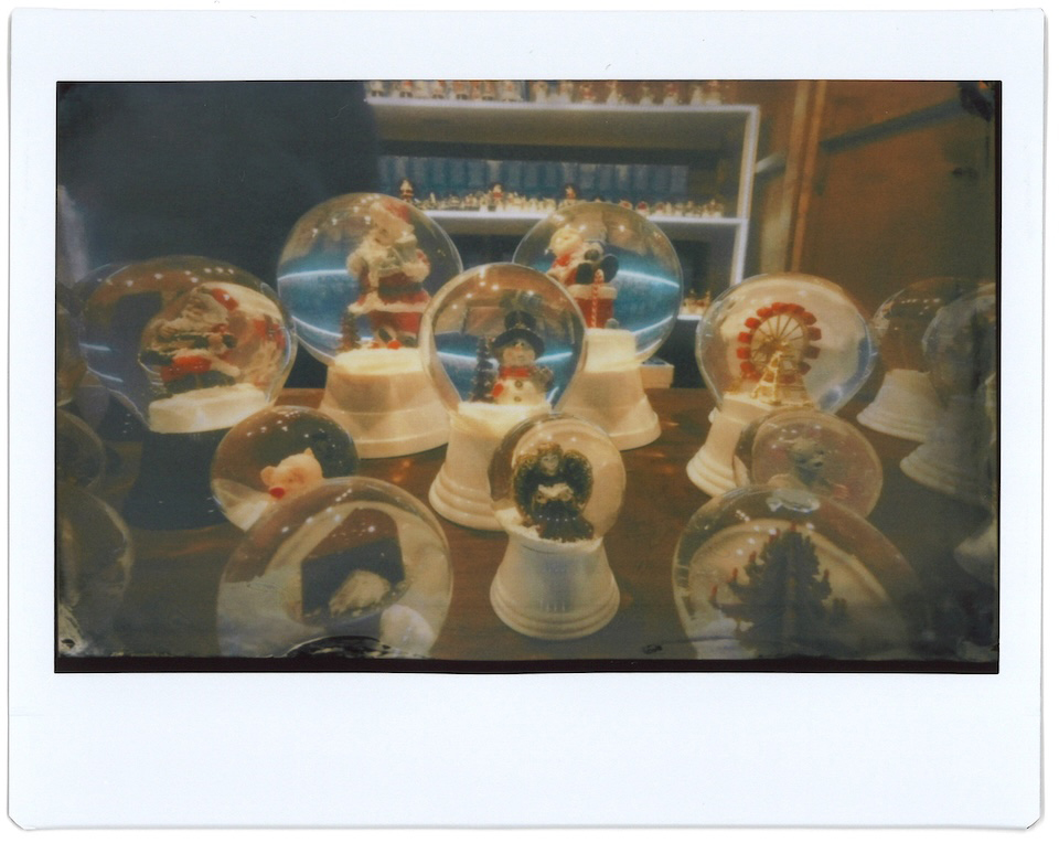 スノードームを撮影したチェキプリント