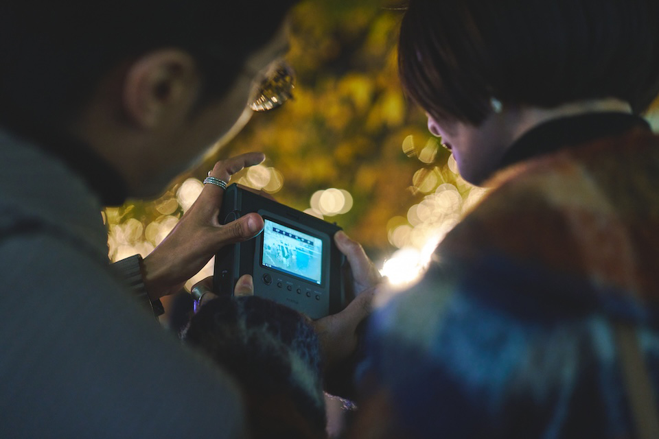 慎太郎さんと円馨さんがWIDE Evoの画面を確認している様子