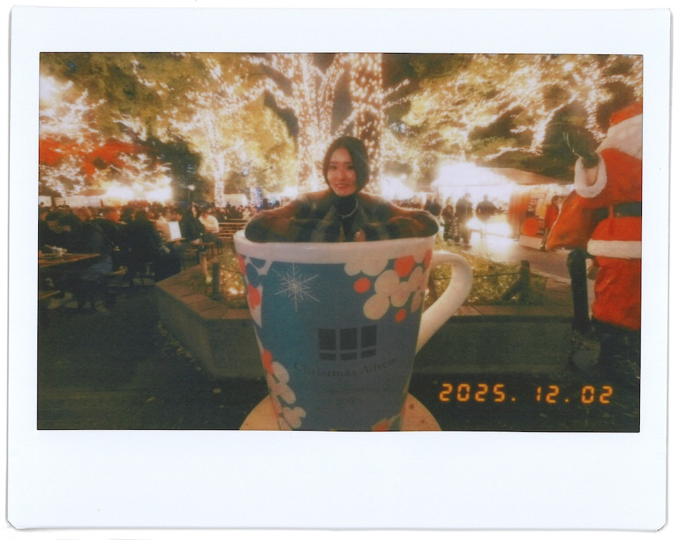 コーヒーカップのフォトスポットで円馨さんを撮影したチェキプリント