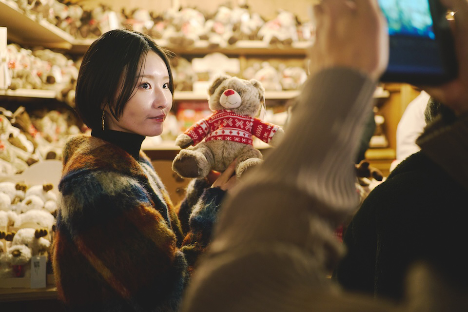 くまのぬいぐるみを持つ円馨さんを慎太郎さんが撮影している様子