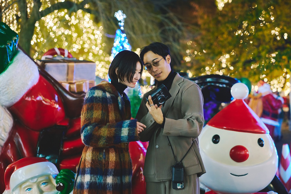 慎太郎さんと円馨さんがWIDE Evoの画面を見ている様子