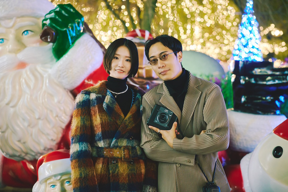タイトル：ワイドなチェキ™で残す2人の思い出。大矢慎太郎・早崎円馨が過ごす東京クリスマスアドベント in 上野公園2025