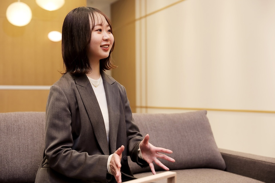 インタビューに答える吉田さんの写真