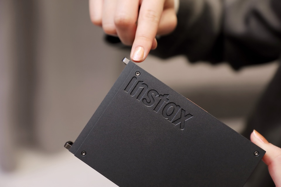 「i」の上部がネジになっているロゴの写真