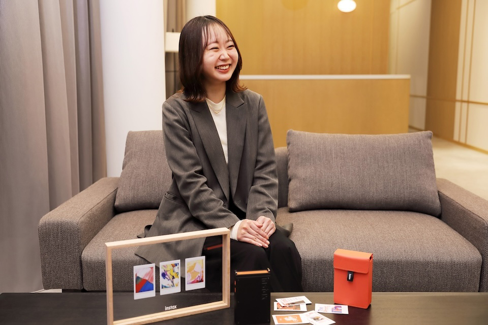 インタビューに答える吉田さんの写真