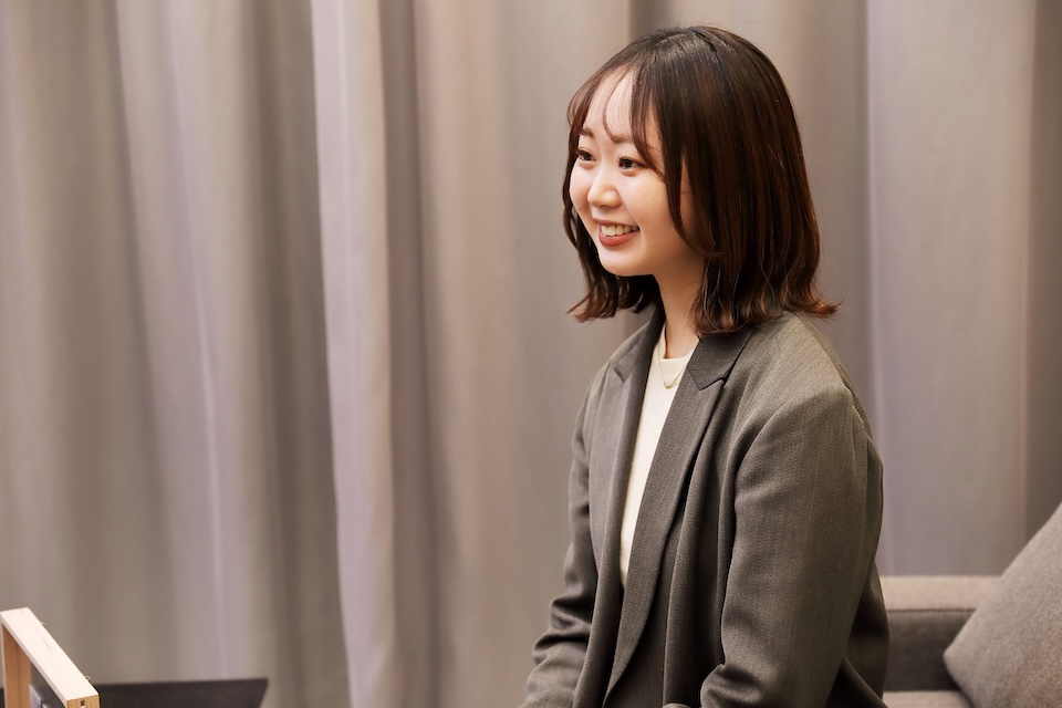 インタビューに答える吉田さんの写真