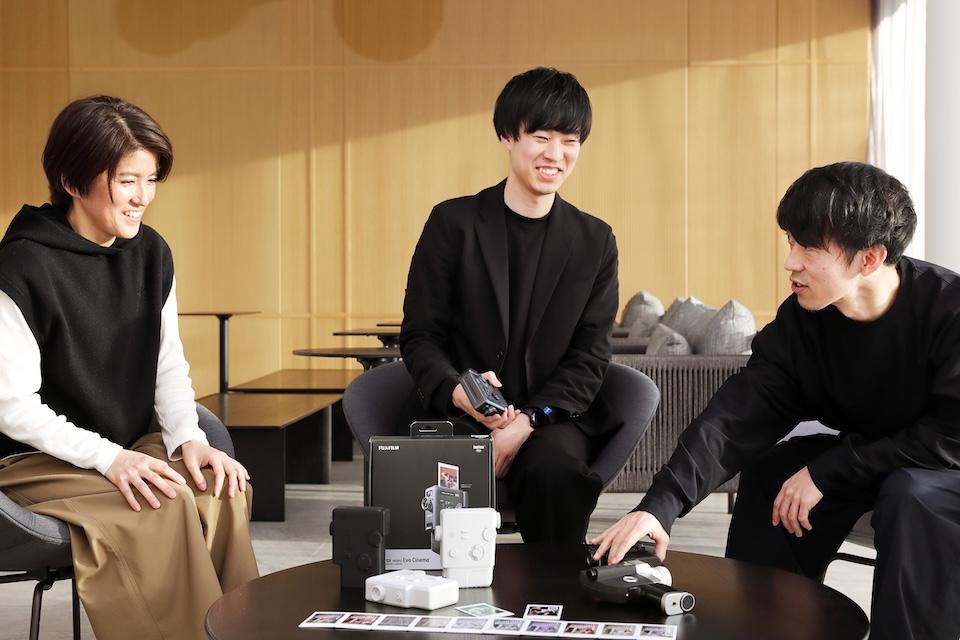 担当者3名が座って話している写真